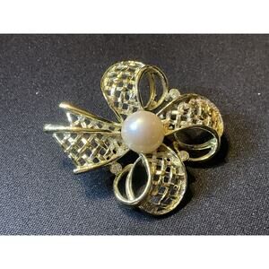 Gerry's Vintage Gold Tone Faux Pearl Brooch